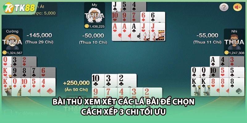 Bài thủ xem xét các lá bài để chọn cách xếp 3 chi tối ưu